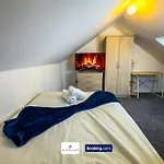 The Purple 5 Bedroom House By Altoluxoexperience Short Lets & Serviced Accommodation With Free Parking