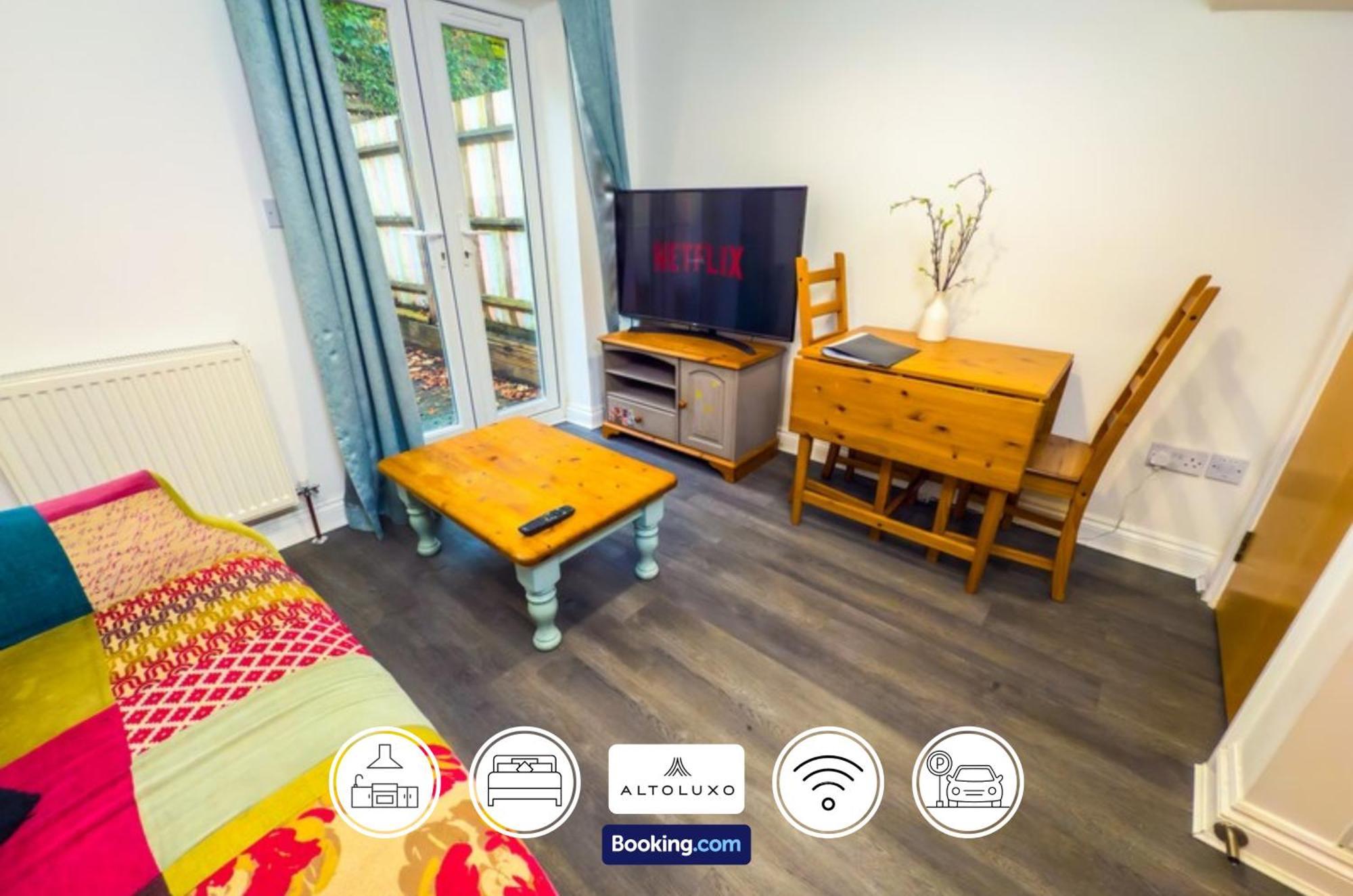 The Purple 5 Bedroom House By Altoluxoexperience Short Lets & Serviced With Free Parking Hébergement de vacances