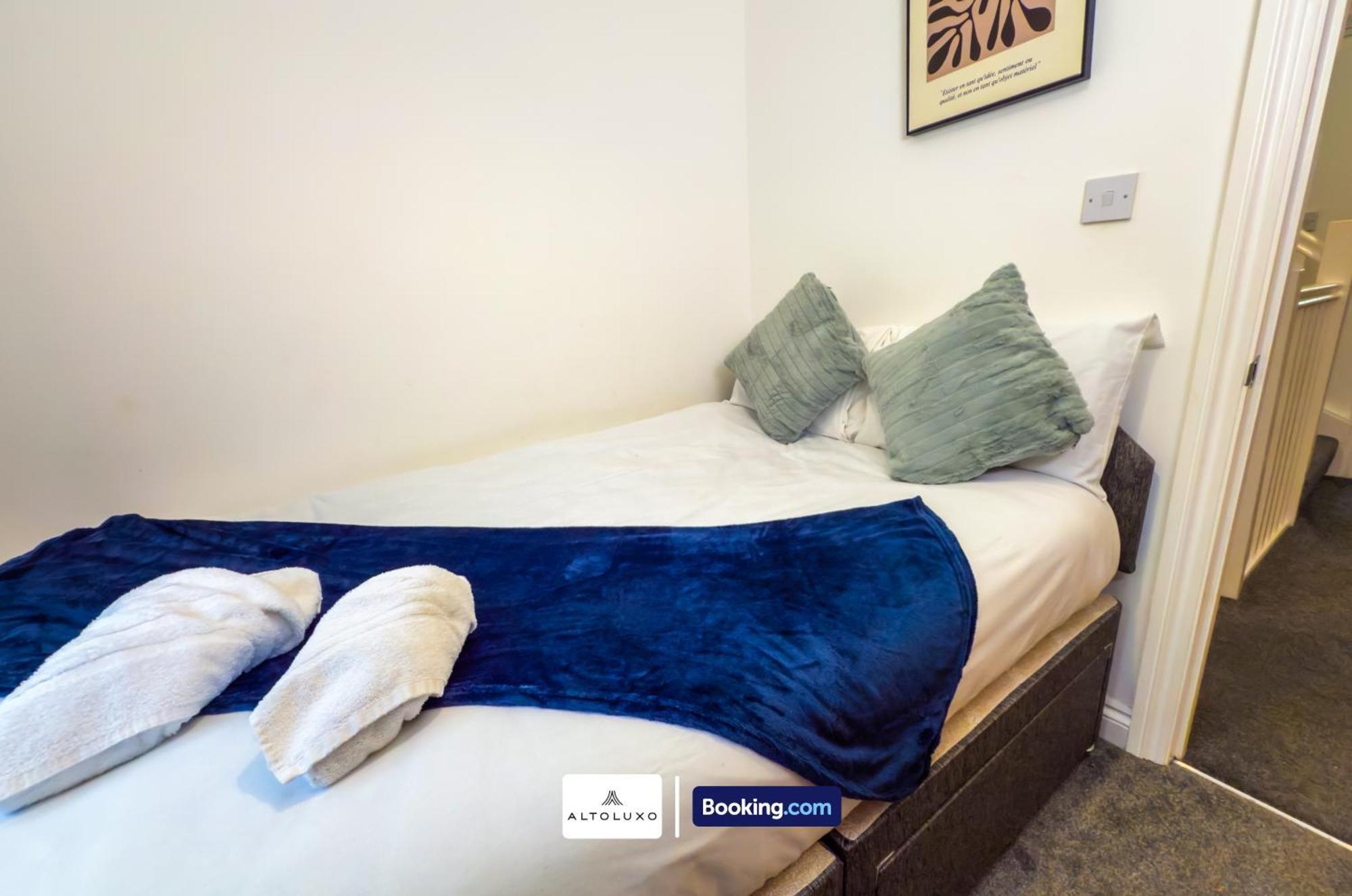 The Purple 5 Bedroom House By Altoluxoexperience Short Lets & Serviced With Free Parking *