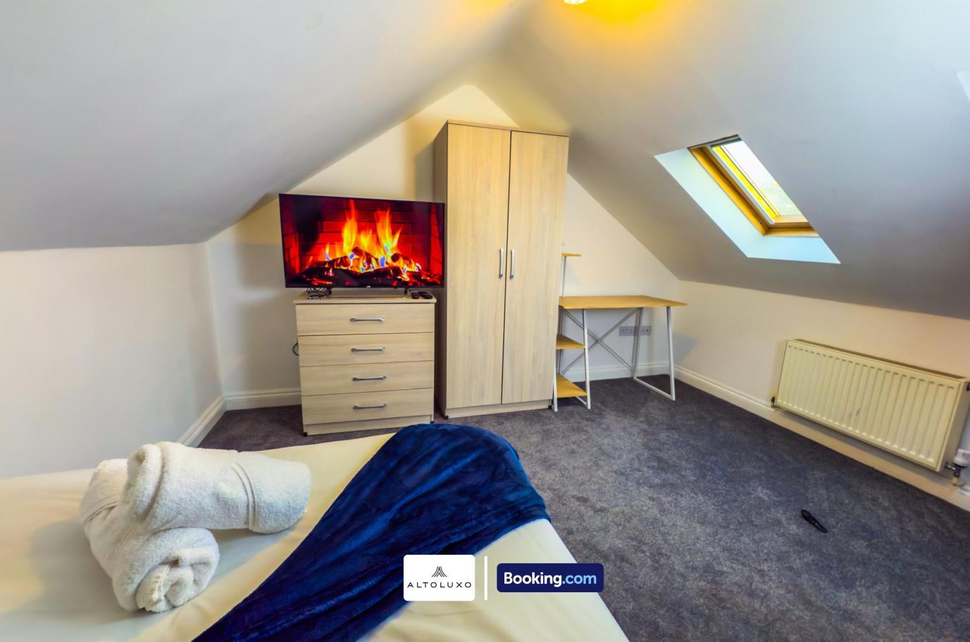The Purple 5 Bedroom House By Altoluxoexperience Short Lets & Serviced With Free Parking