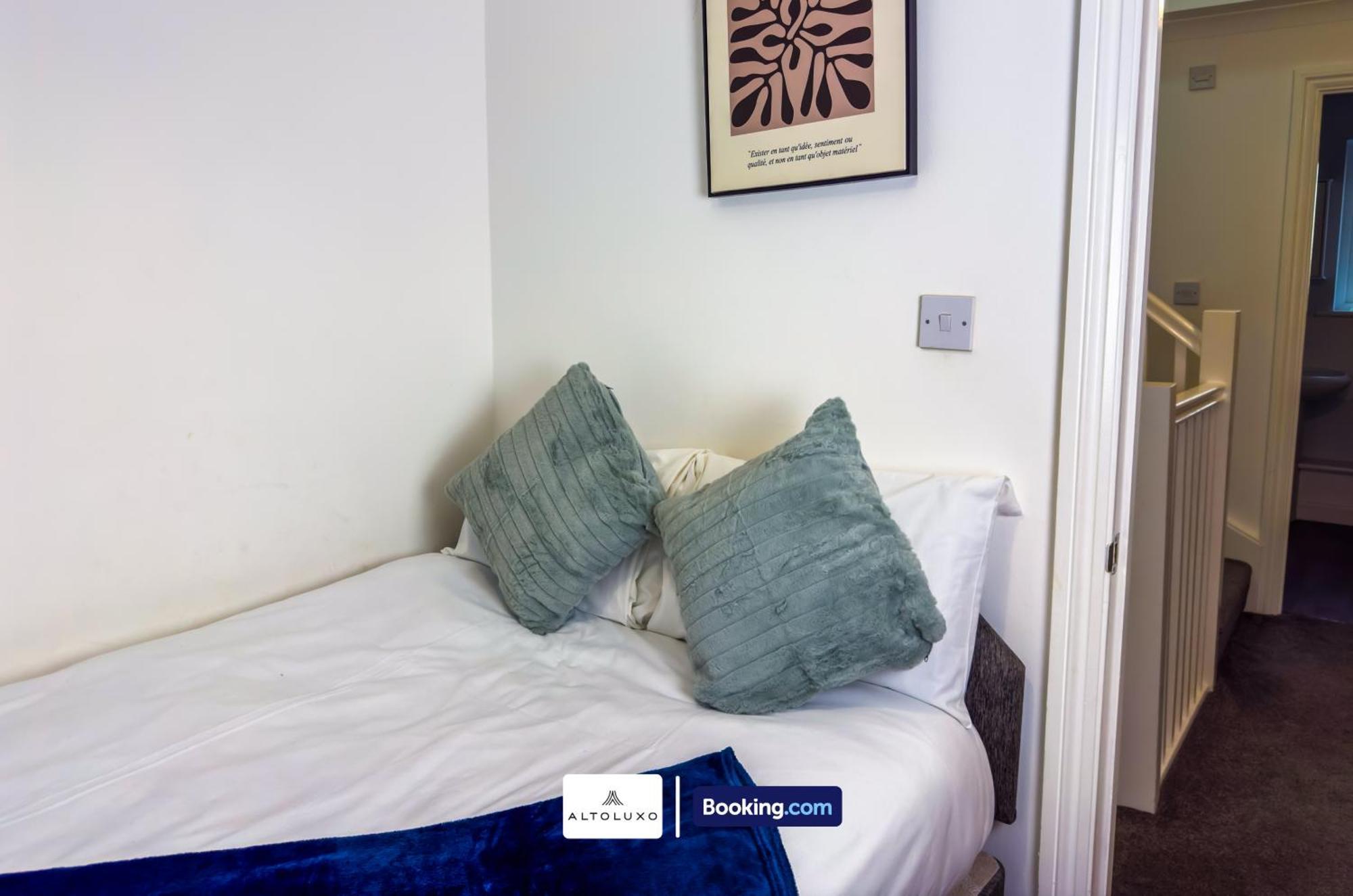 The Purple 5 Bedroom House By Altoluxoexperience Short Lets & Serviced With Free Parking Hébergement de vacances Bristol