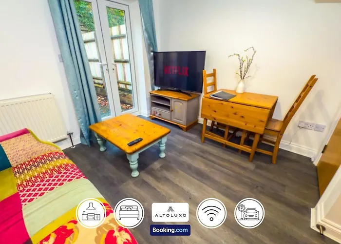 The Purple 5 Bedroom House By Altoluxoexperience Short Lets & Serviced Accommodation With Free Parking