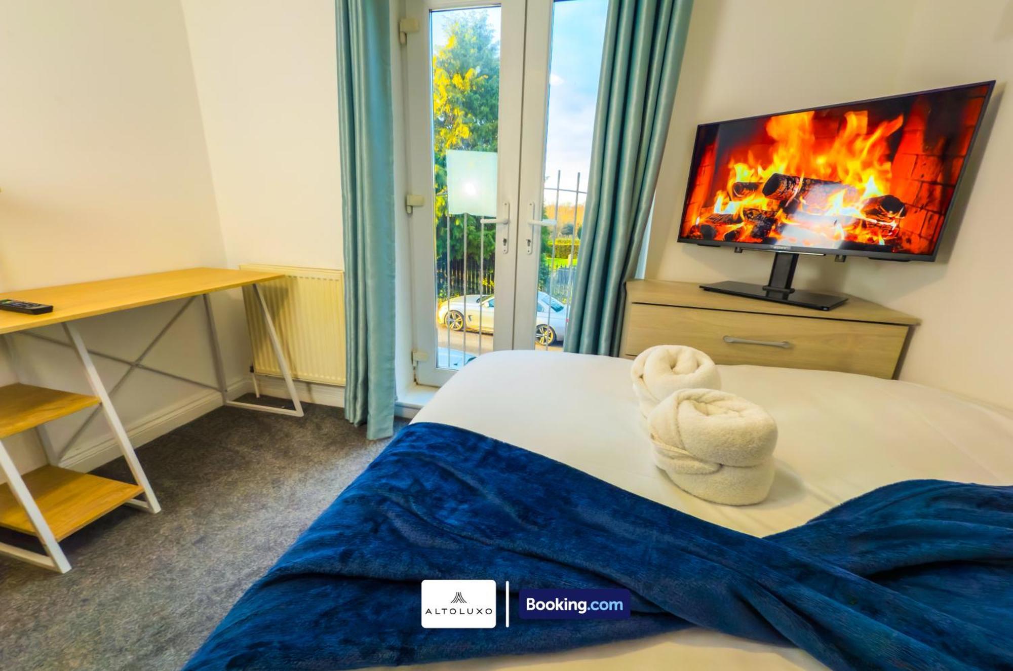 The Purple 5 Bedroom House By Altoluxoexperience Short Lets & Serviced With Free Parking Bristol