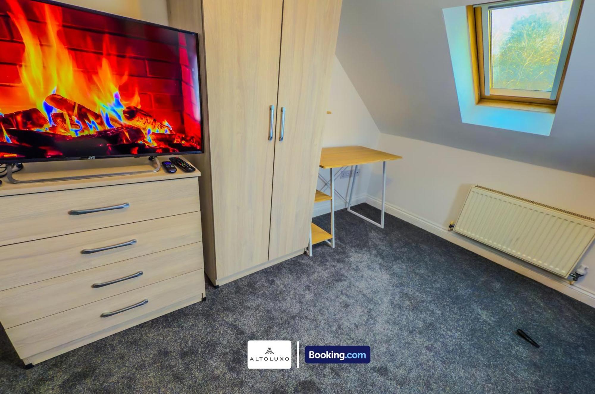 The Purple 5 Bedroom House By Altoluxoexperience Short Lets & Serviced With Free Parking *