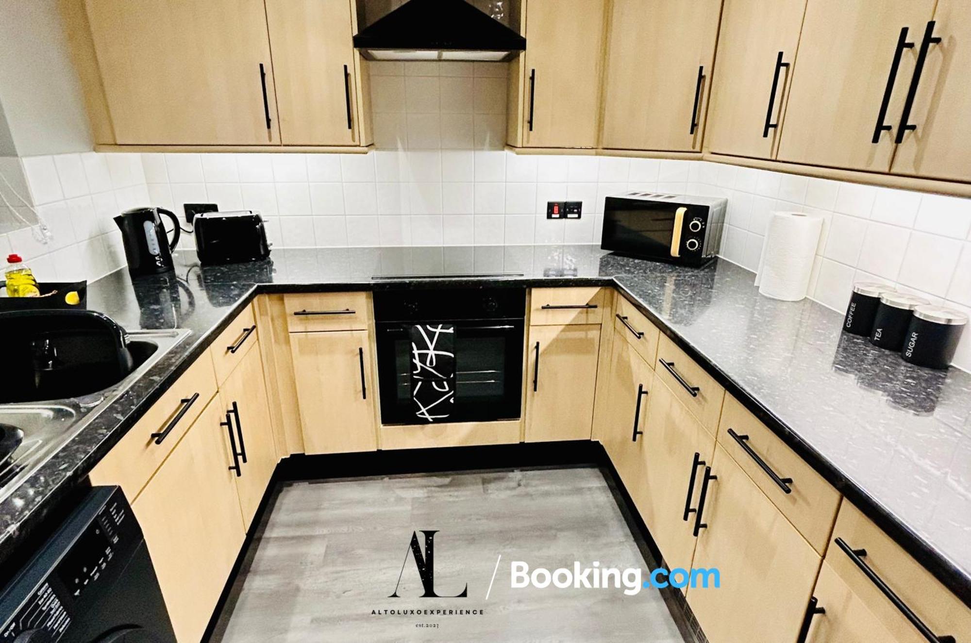 The Purple 5 Bedroom House By Altoluxoexperience Short Lets & Serviced With Free Parking Holiday home Bristol