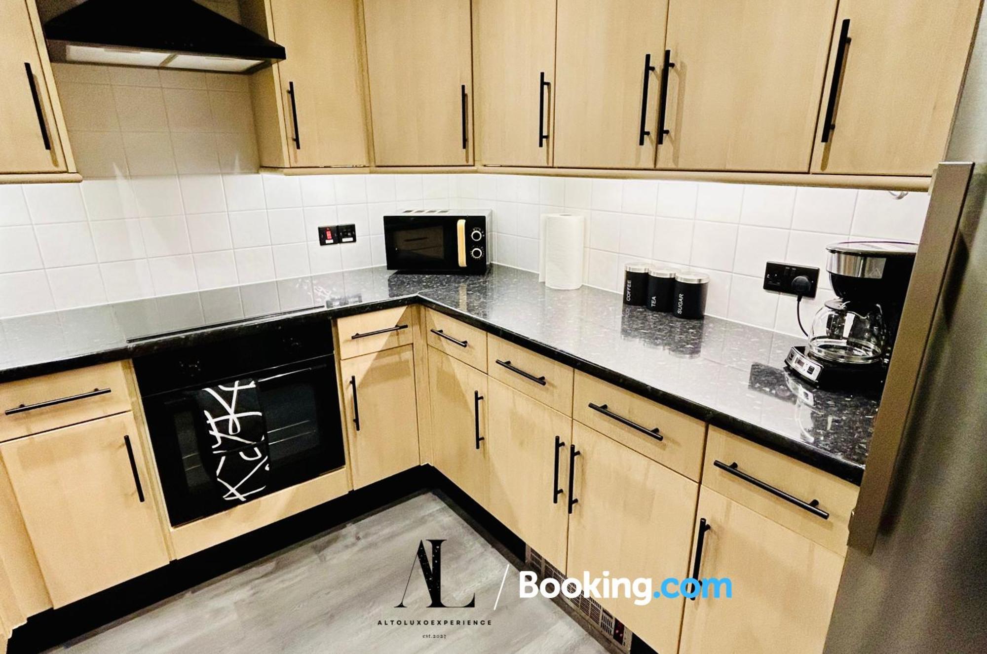 The Purple 5 Bedroom House By Altoluxoexperience Short Lets & Serviced With Free Parking
