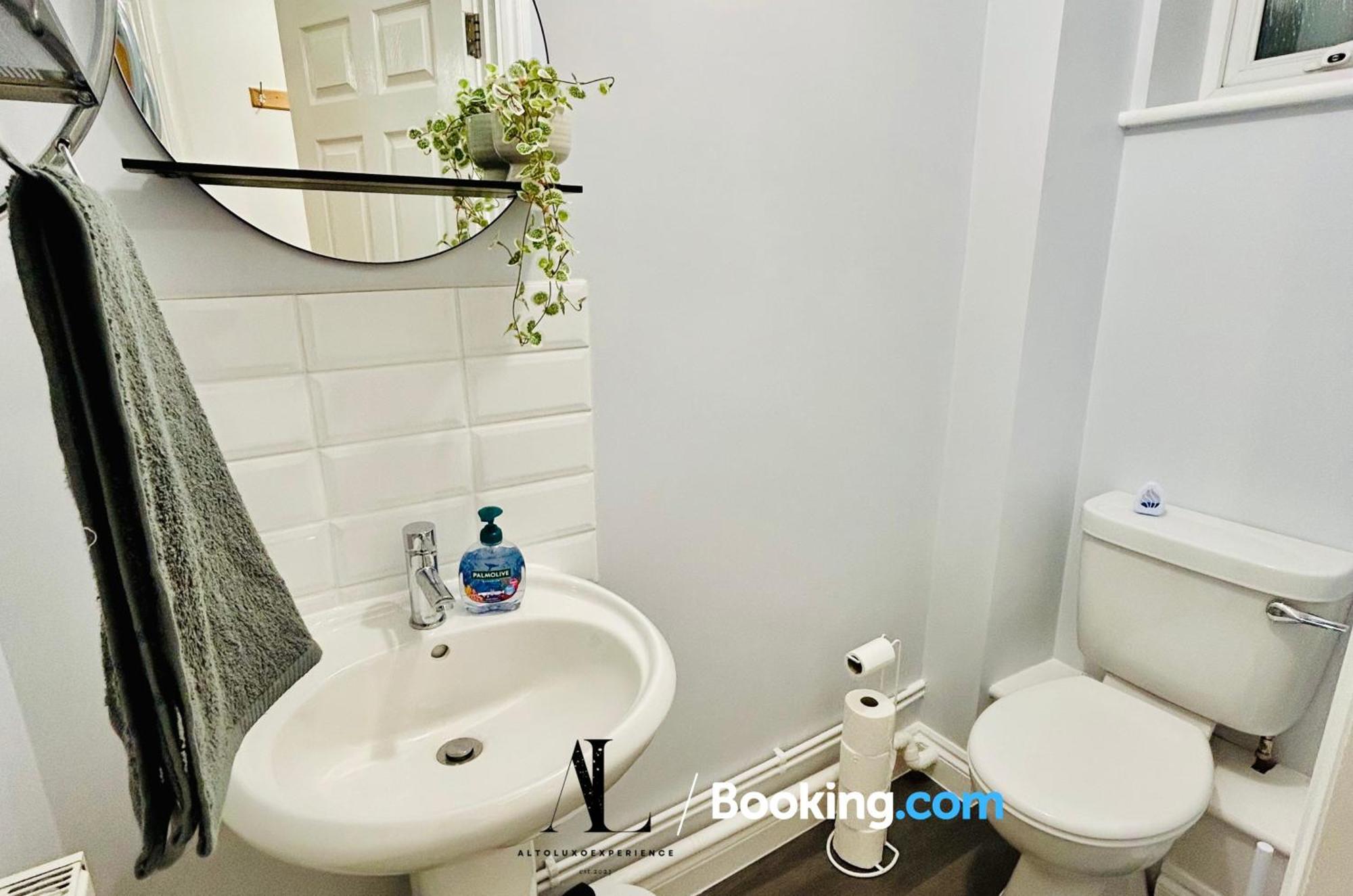 Holiday home The Purple 5 Bedroom House By Altoluxoexperience Short Lets & Serviced With Free Parking Bristol