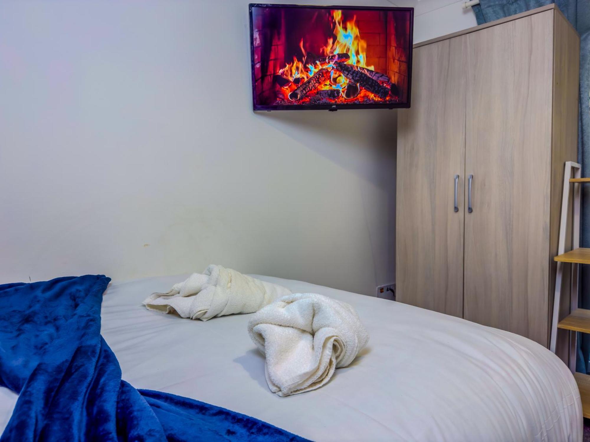 Holiday home The Purple 5 Bedroom House By Altoluxoexperience Short Lets & Serviced With Free Parking