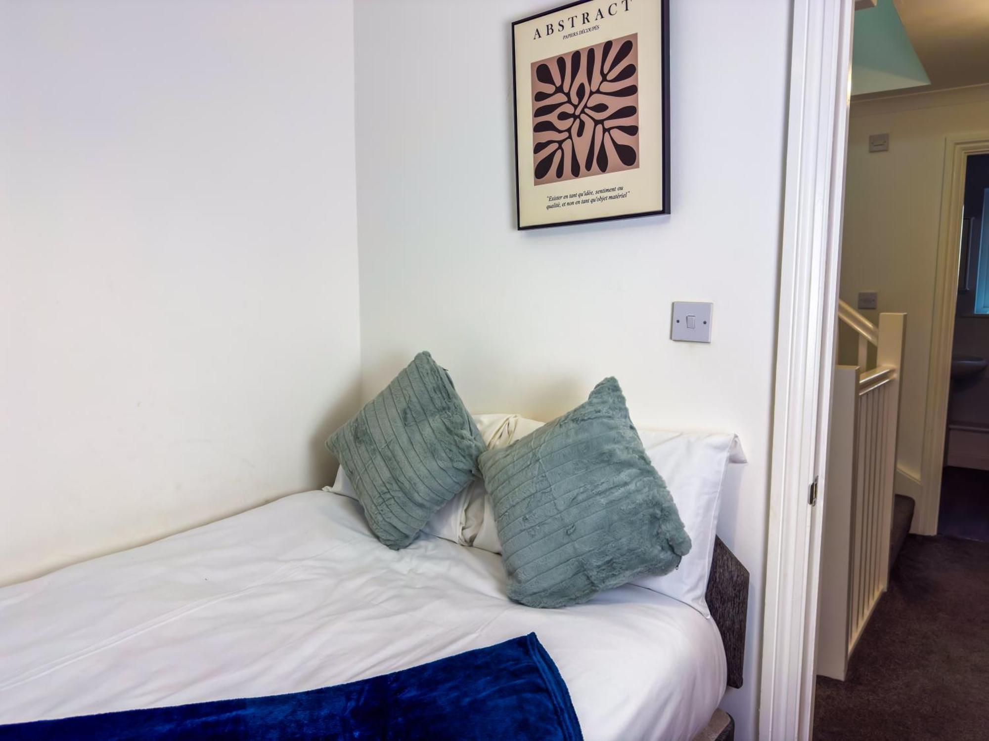 Holiday home The Purple 5 Bedroom House By Altoluxoexperience Short Lets & Serviced With Free Parking *