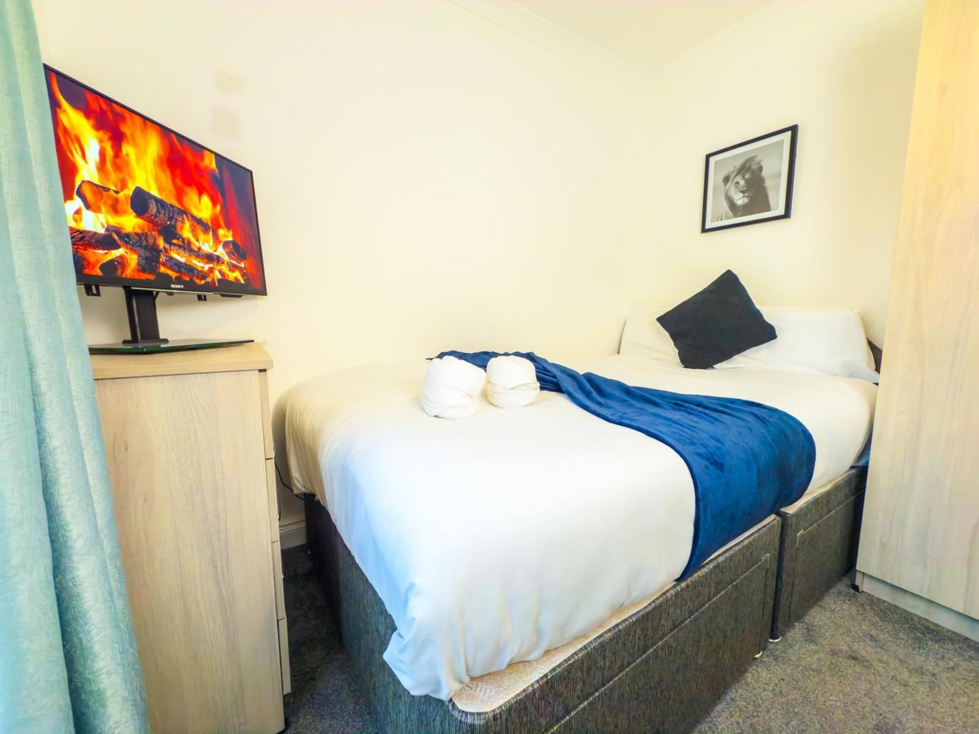 The Purple 5 Bedroom House By Altoluxoexperience Short Lets & Serviced With Free Parking Bristol