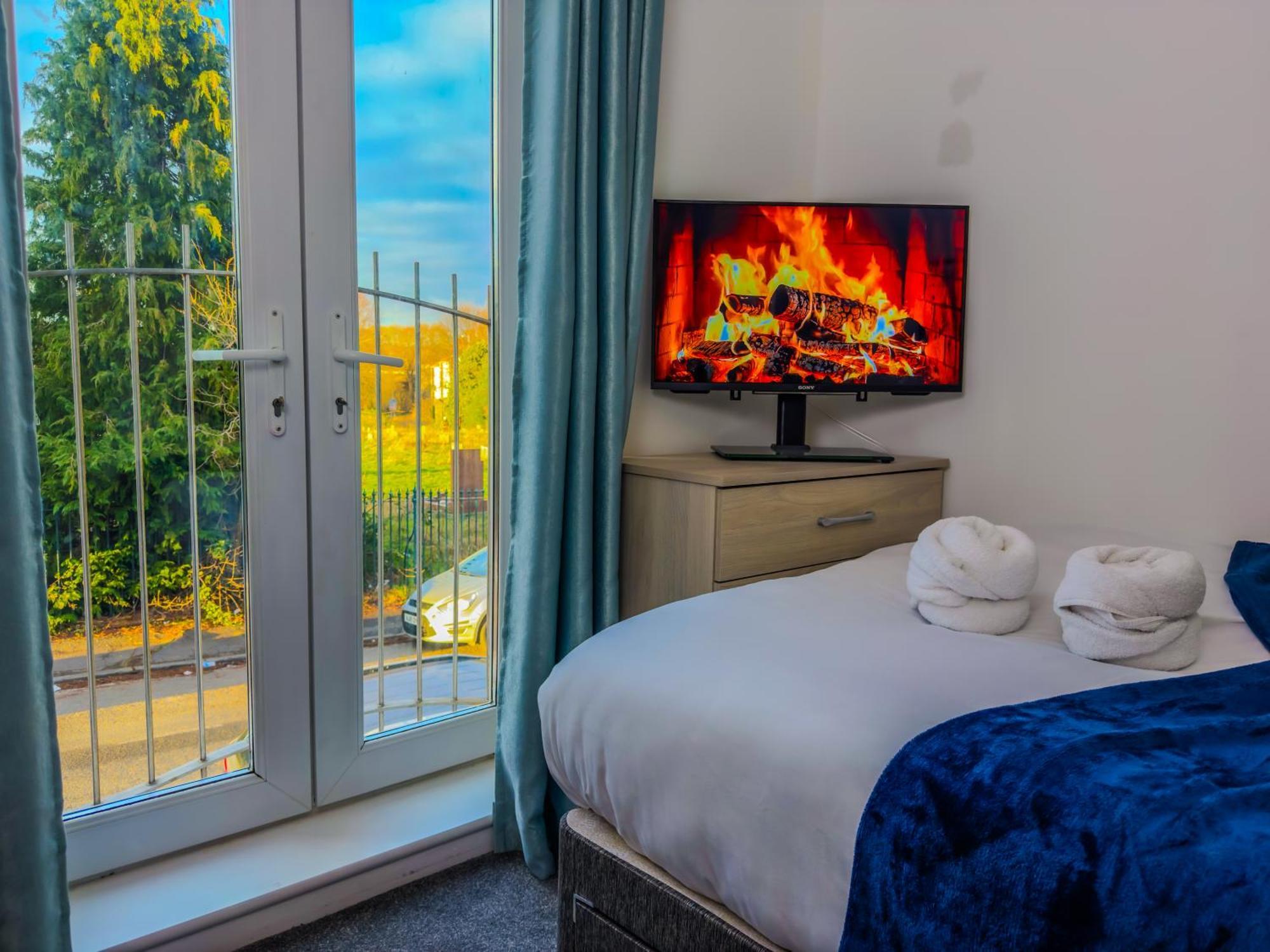The Purple 5 Bedroom House By Altoluxoexperience Short Lets & Serviced With Free Parking