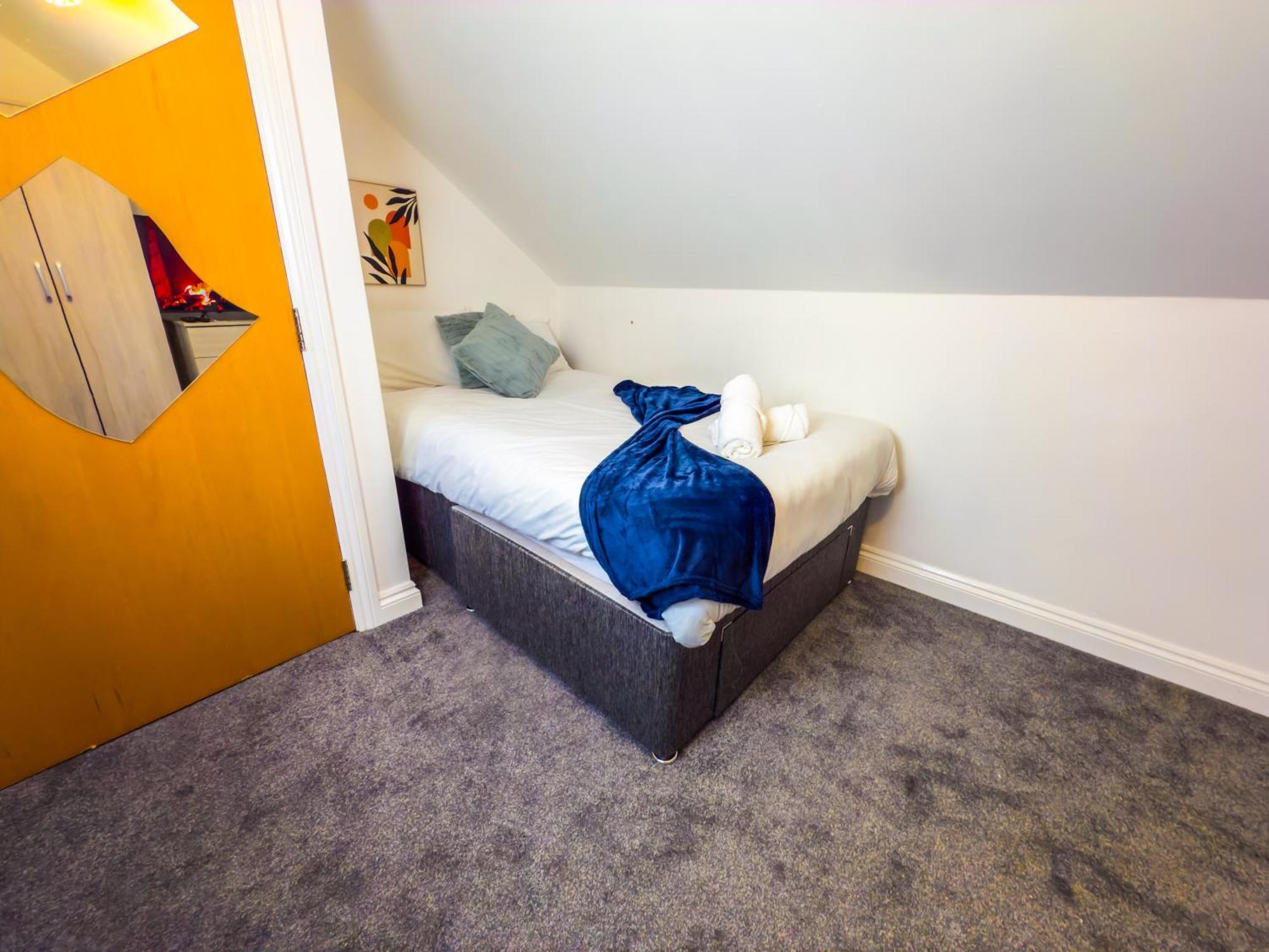 Holiday home The Purple 5 Bedroom House By Altoluxoexperience Short Lets & Serviced With Free Parking *