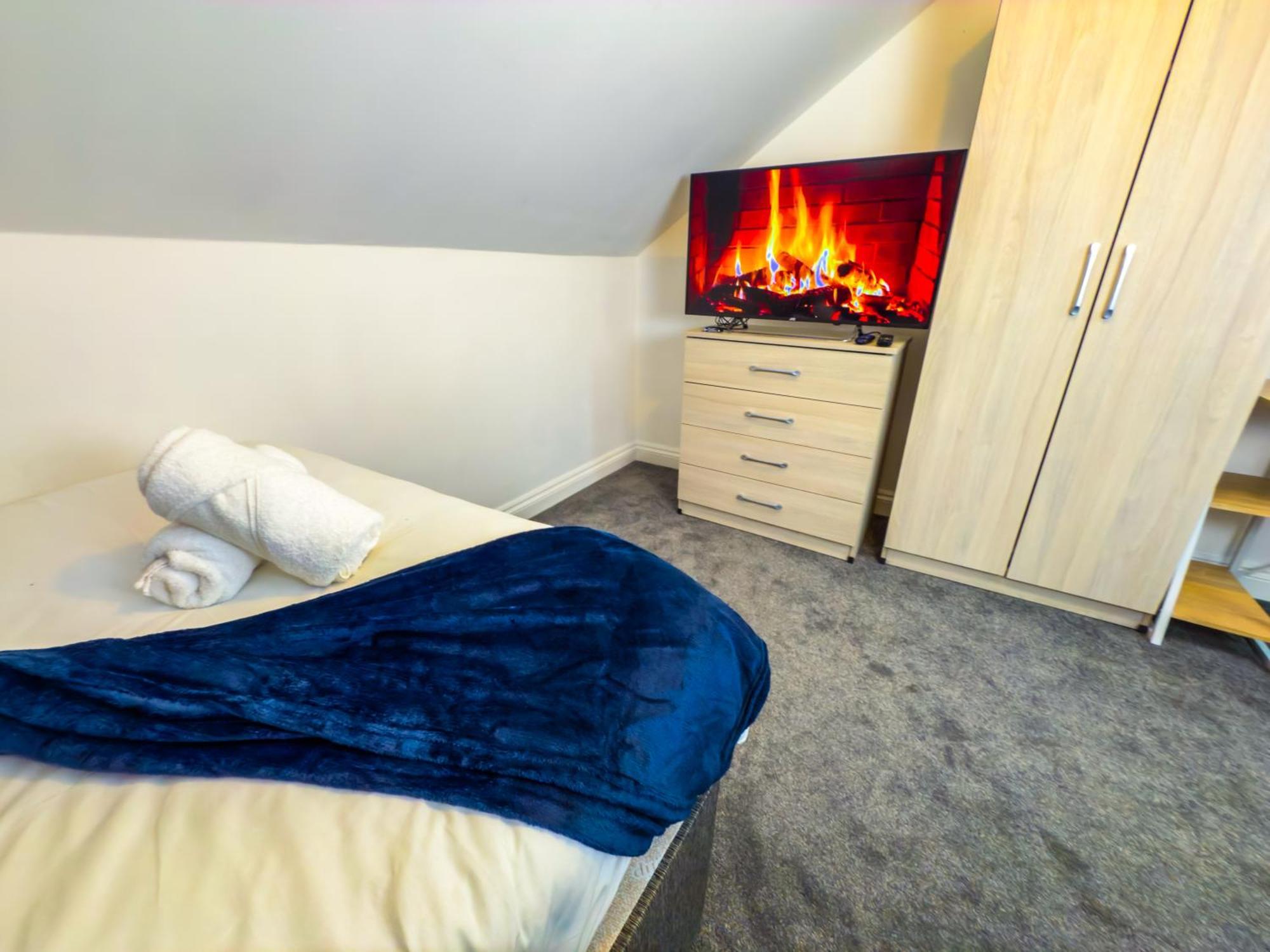 The Purple 5 Bedroom House By Altoluxoexperience Short Lets & Serviced With Free Parking Holiday home Bristol