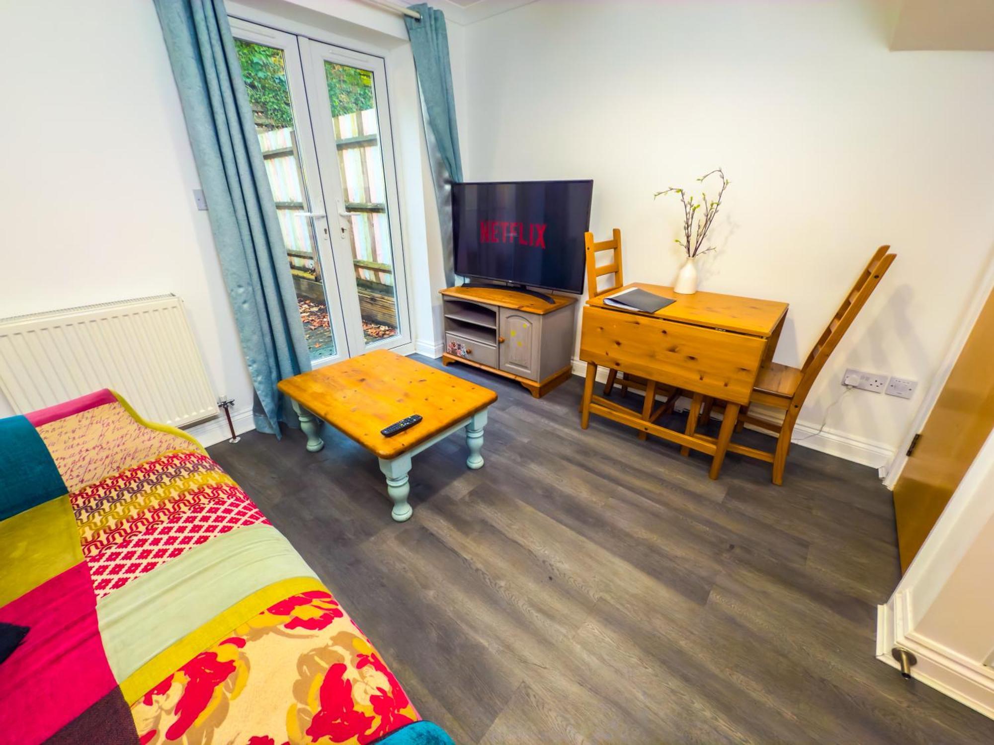 The Purple 5 Bedroom House By Altoluxoexperience Short Lets & Serviced With Free Parking *