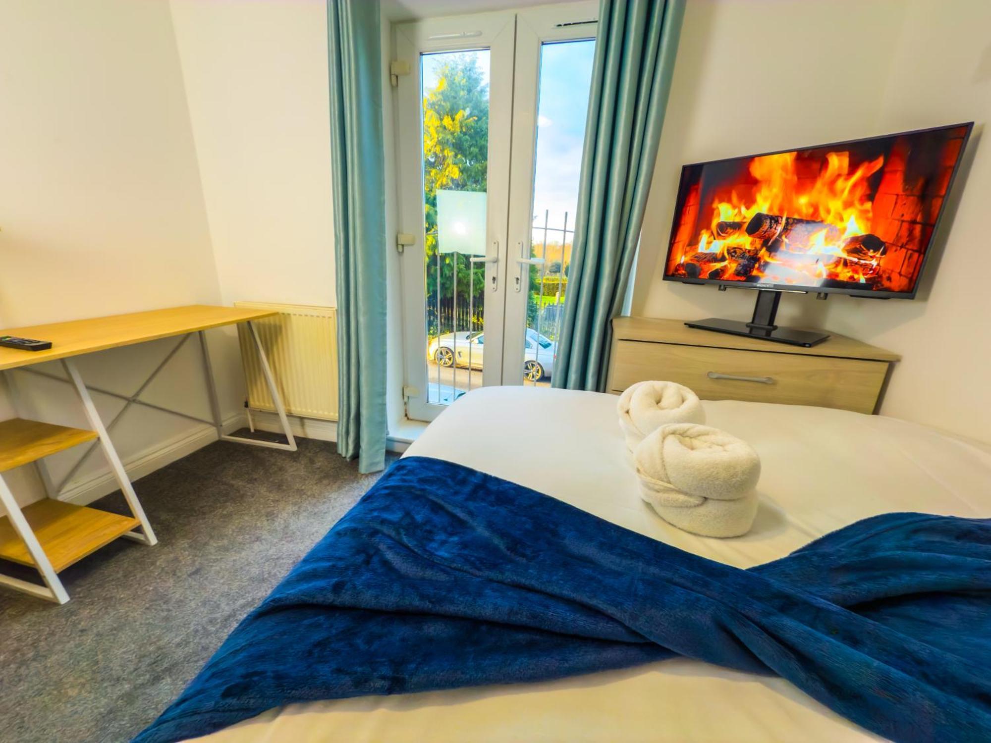 The Purple 5 Bedroom House By Altoluxoexperience Short Lets & Serviced With Free Parking * Bristol