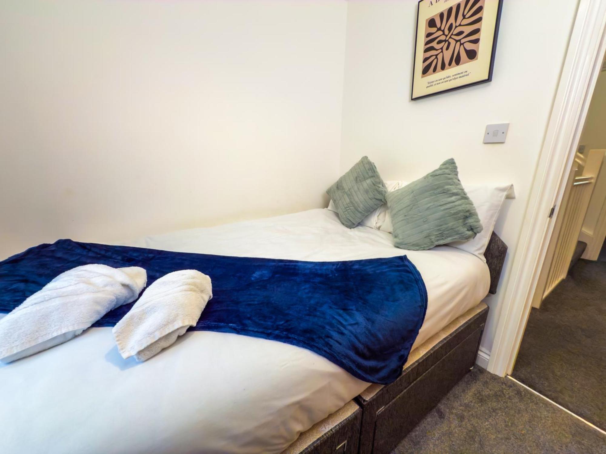 Holiday home The Purple 5 Bedroom House By Altoluxoexperience Short Lets & Serviced With Free Parking
