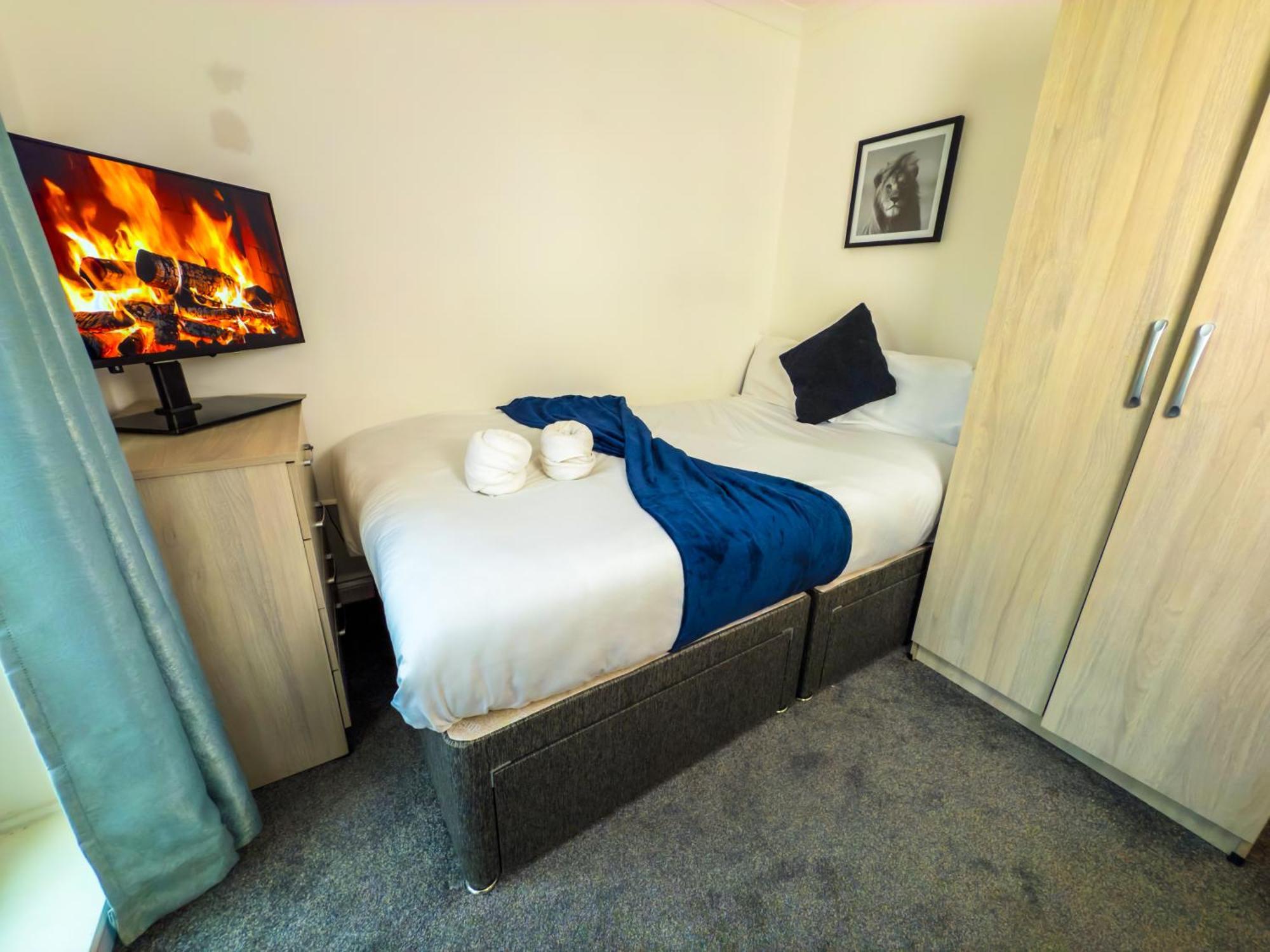 The Purple 5 Bedroom House By Altoluxoexperience Short Lets & Serviced With Free Parking Holiday home *