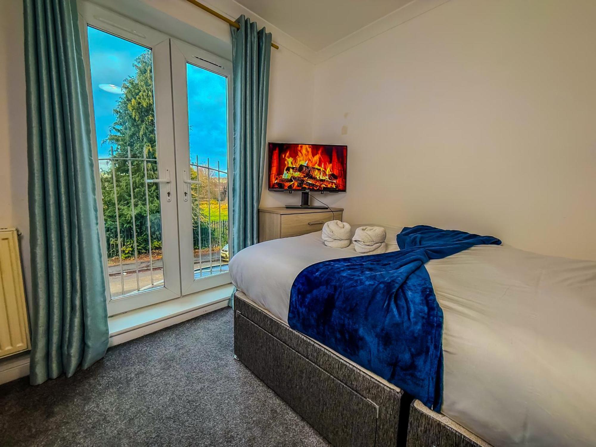 The Purple 5 Bedroom House By Altoluxoexperience Short Lets & Serviced With Free Parking Bristol